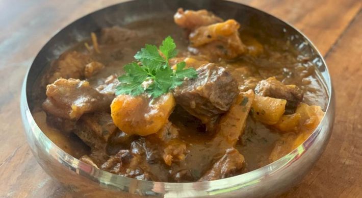 As professoras de gastronomia Giovana Moyzes e Marcela Bourguignon ensinam a preparar, passo a passo, uma releitura da tradicional vaca atolada