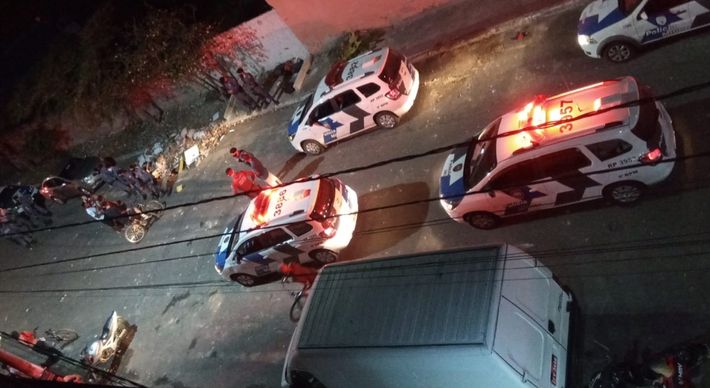 Moradores do bairro Cocal registraram o confronto que, segundo testemunhas, seria entre torcedores do Flamengo e do Vasco durante a final entre o Rubro-Negro e o Fluminense. A confusão ocorreu na durante a final da Taça Rio, na última quarta-feira (7)