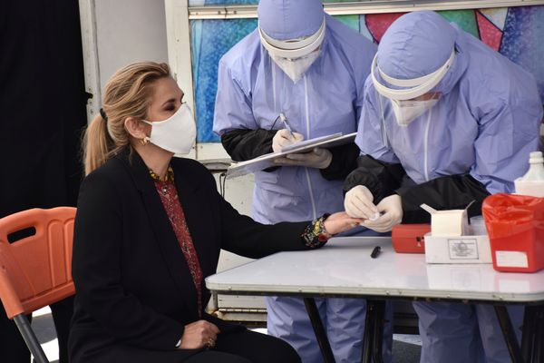 Profissionais de saúde realizam exame de sangue na presidente interina da Bolívia Jeanine Anez durante a campanha do Dia Mundial do Doador de Sangue em La Paz, Bolívia