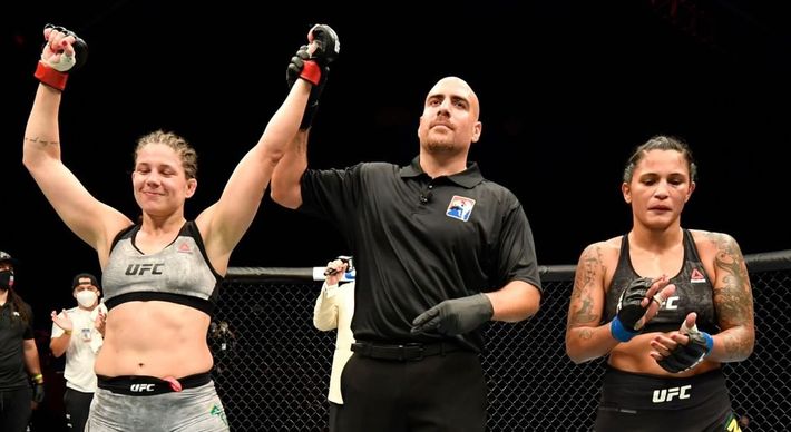 Lutadora fez bonito e não deu chances para a adversária, também brasileira, no segundo duelo do card preliminar