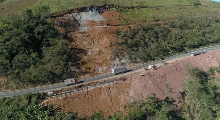 O trecho da BR 262, entre o km 22 e o Posto do Café, em Marechal Floriano, localizado no km 58, ficará interditado até a próxima quarta (15) para a remoção de pedras, segundo o Dnit