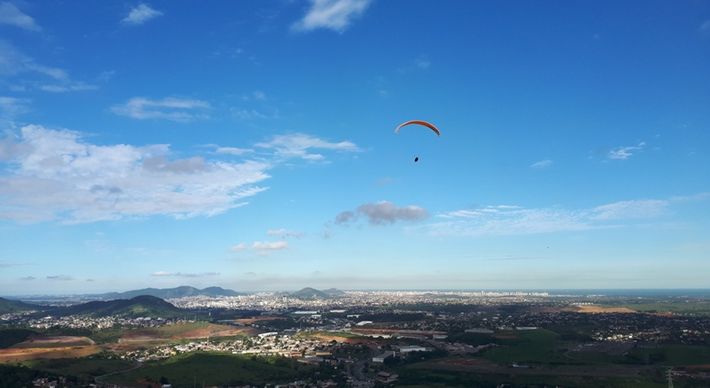 Piloto não tem habilitação da Federação Capixaba de Voo Livre para atuar como instrutor de voo duplo. Luiz Bessa, de 34 anos, morreu depois de cair de parapente em Viana