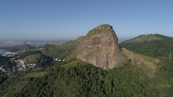 A Pedra dos Olhos está situada entre os bairros Tabuazeiro e Fradinhos por Luciney Araújo