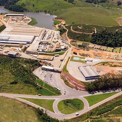 O acidente deixou uma pessoa morta e pelo menos outras duas feridas. As vítimas eram funcionários da empresa responsável pela pedreira