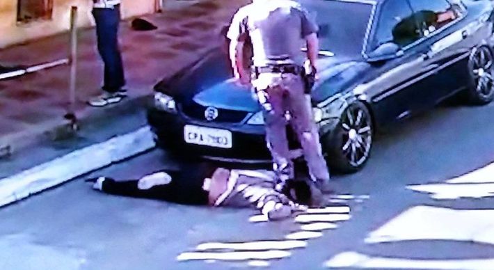 A decisão foi tomada após a divulgação de imagens que mostram um dos PMs pisando sobre o pescoço da vítima, que também teve a perna quebrada