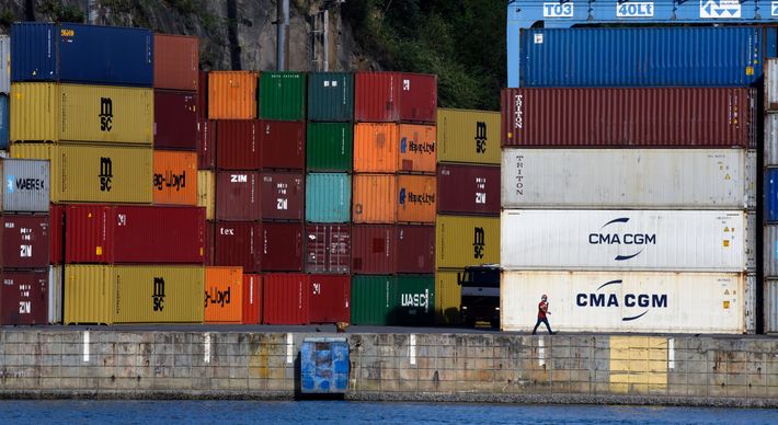 Problema global faz com que alguns produtores capixabas fiquem sem ter como enviar a produção para compradores no exterior. Temor é que países compradores cancelem contratos