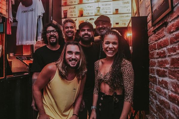 Cantora Juana Zanchetta ao falo da banda Som de Fogueira
