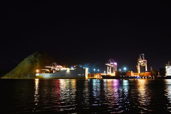 Data: 13/10/2017 - ES - Vitória - Porto de Capuaba, iluminado com o tema do Outubro Rosa - Editoria: OpiniÃ£o - Foto: Carlos Alberto Silva - GZ por Carlos Alberto Silva