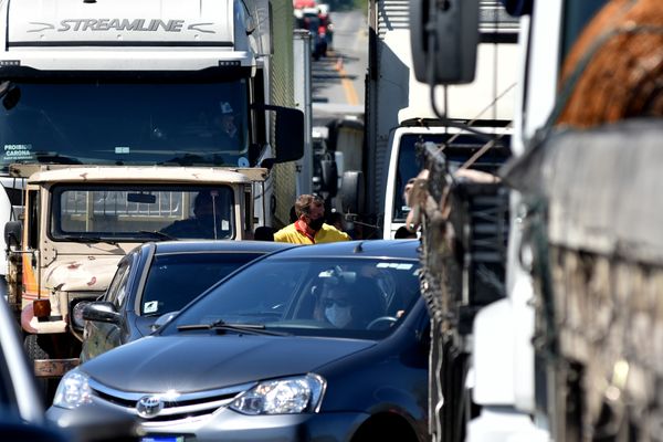Interdição no Km 22 da BR 262, em Viana por Fernando Madeira