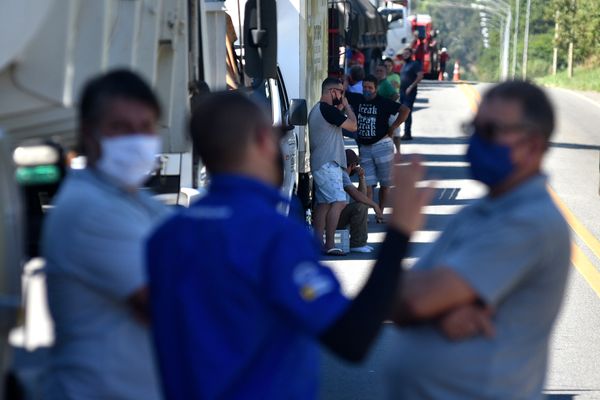 Interdição no Km 22 da BR 262, em Viana por Fernando Madeira