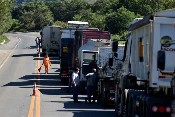 Interdição no Km 22 da BR 262, em Viana por Fernando Madeira