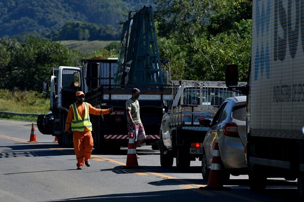 Interdição no Km 22 da BR 262, em Viana por Fernando Madeira