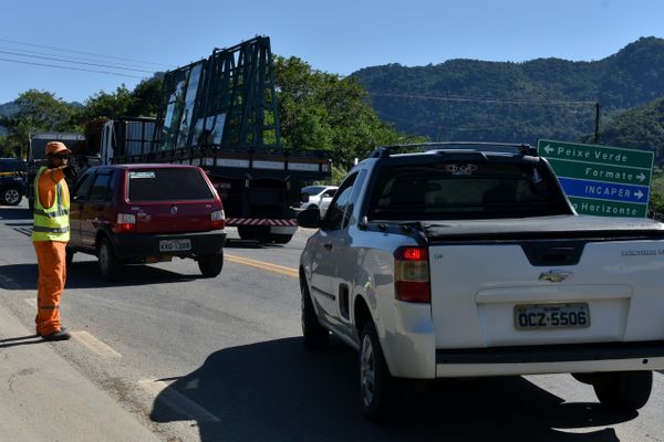 Interdição no Km 22 da BR 262, em Viana por Fernando Madeira
