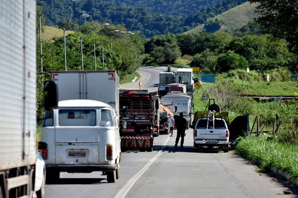 Interdição no Km 22 da BR 262, em Viana por Fernando Madeira