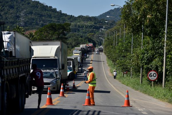 Interdição no Km 22 da BR 262, em Viana por Fernando Madeira