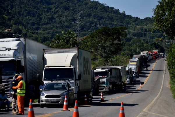 Interdição no Km 22 da BR 262, em Viana por Fernando Madeira