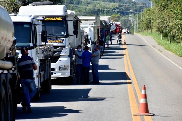 Interdição no Km 22 da BR 262, em Viana por Fernando Madeira