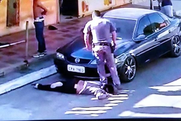 Mulher foi agredida por policial ao tentar defender um amigo, que fora dominado pelo PM e estava imobilizado, no chão