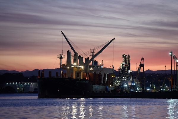 Navio no Porto de Vitória por Carlos Alberto Silva