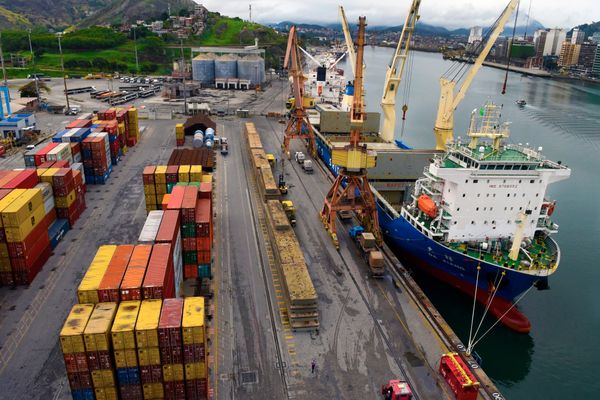 O Terminal Portuário de Vila Velha (TVV) é único do Estado especializado no transporte de contêineres. Ele é administrado pela Log-in Logística