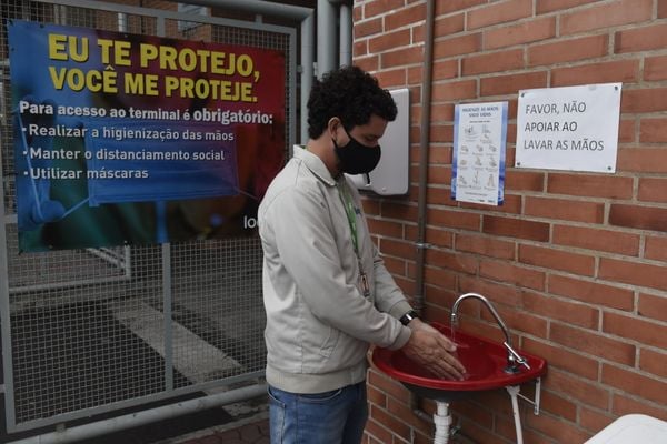 O Terminal Portuário de Vila Velha (TVV), único terminal de contêineres do Estado, adotou medidas de segurança contra a covid-19. O  terminal é administrado pela empresa Log-in Logística.   por Carlos Alberto Silva