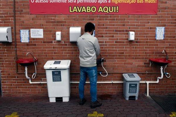 O Terminal Portuário de Vila Velha (TVV), único terminal de contêineres do Estado, adotou medidas de segurança contra a covid-19. O  terminal é administrado pela empresa Log-in Logística.   por Carlos Alberto Silva