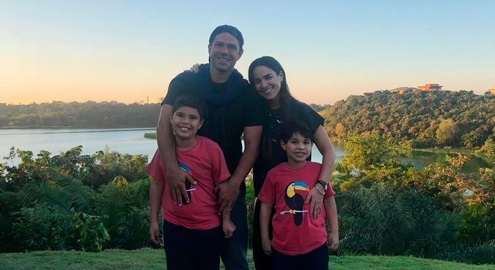 Cantora, o marido e os filhos passaram temporada em mansão de luxo do Espírito Santo e seguiram para a fazenda da família Camargo recentemente