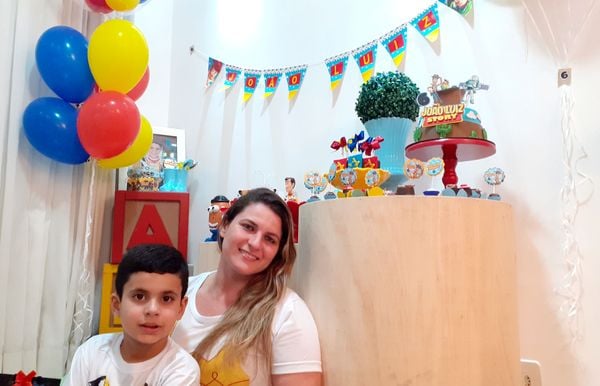 A mamãe Grazielle Massariol comemorando os 6 anos no último sábado, 11, do pequeno João Luiz.