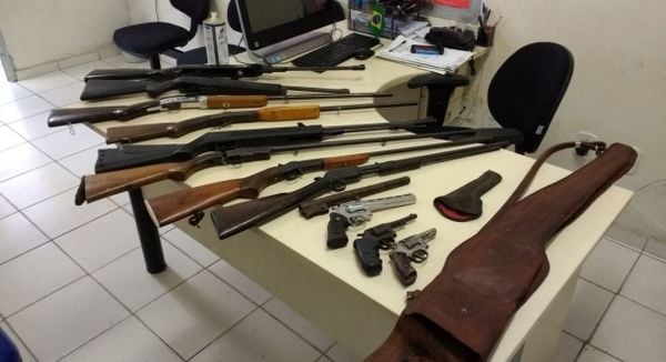 Armas de fogo que foram furtadas do Fórum de Mucurici