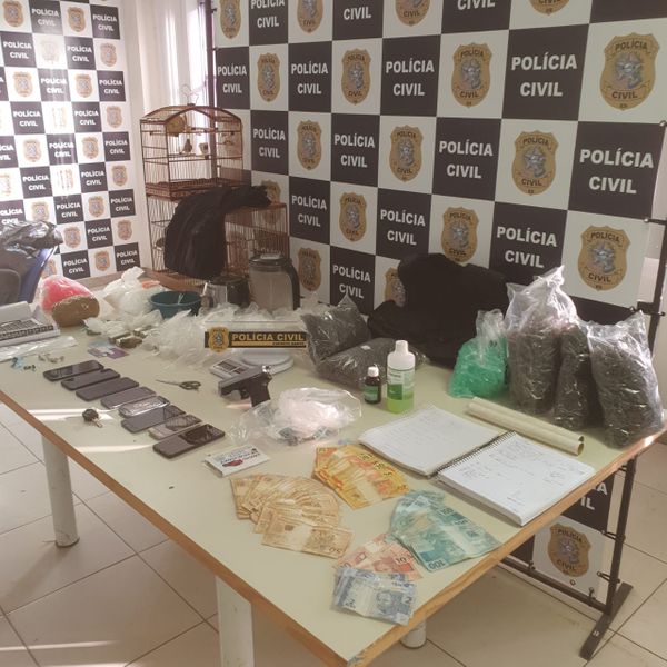 Cocaína, maconha, arma falsa, dinheiro e pássaros silvestres estão entre os materiais apreendidos pela Polícia Civil