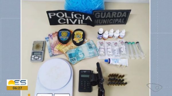 Dinheiro, arma, munições e material para o embalo de droga foram apreendidos em Vila Velha