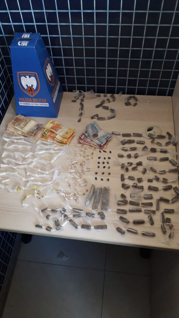 Drogas e dinheiro apreendidos na Barra do Jucu, em Vila Velha