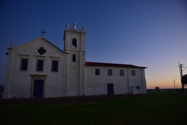 Imagens do amanhecer em Nova Almeida, na Serra. Igreja dos Reis Magos