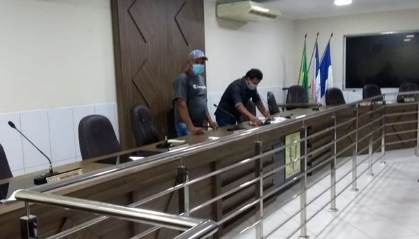 Jacy Donato (de boné) foi empossado por Roberto Cigano hoje de manhã diante de uma Câmara vazia