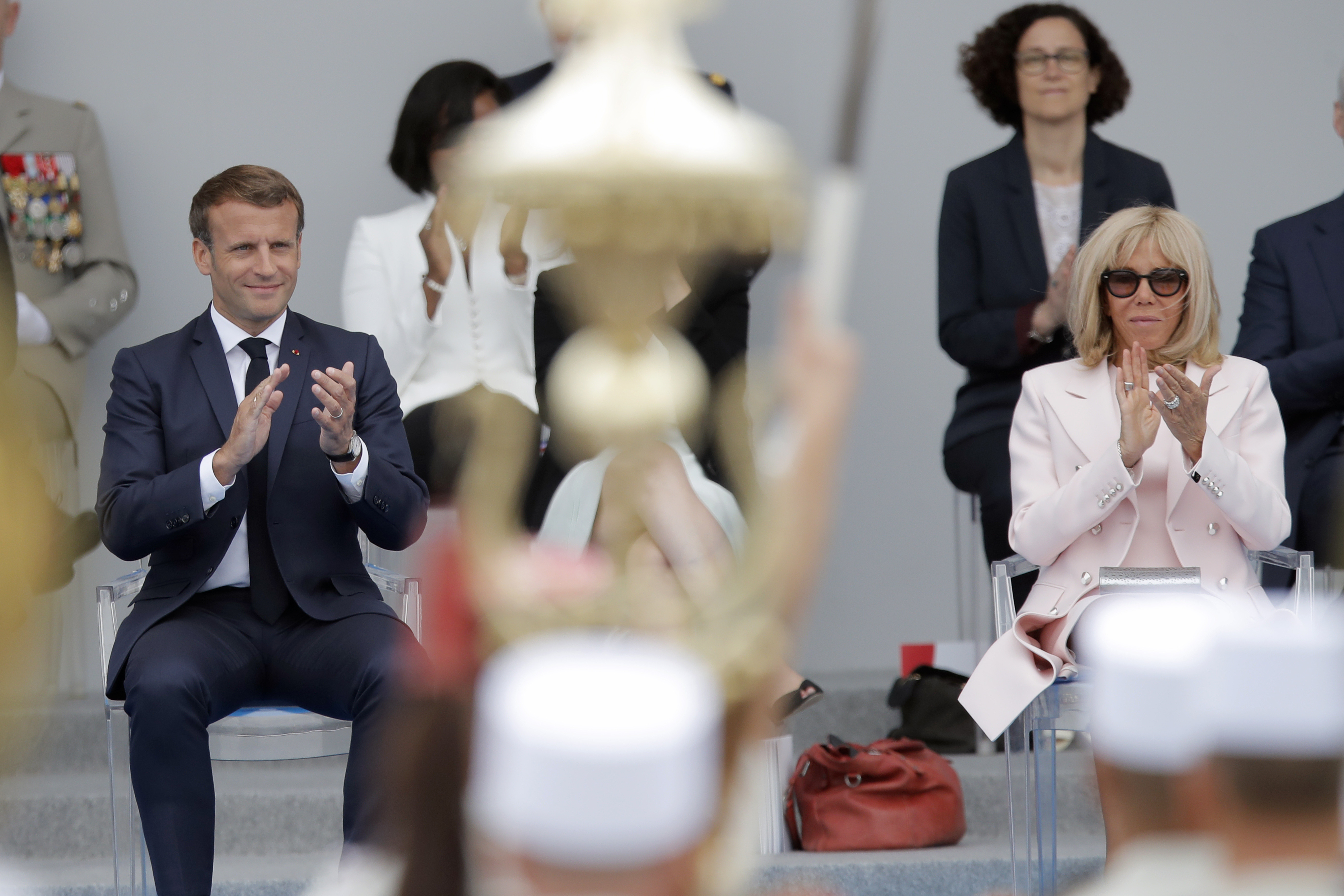 O presidente da França, Emmanuel Macron (à esquerda), e sua esposa Brigitte Macron, aplaudem ao participarem do desfile militar do Dia da Bastilha, neste 14   de Julho, em Paris