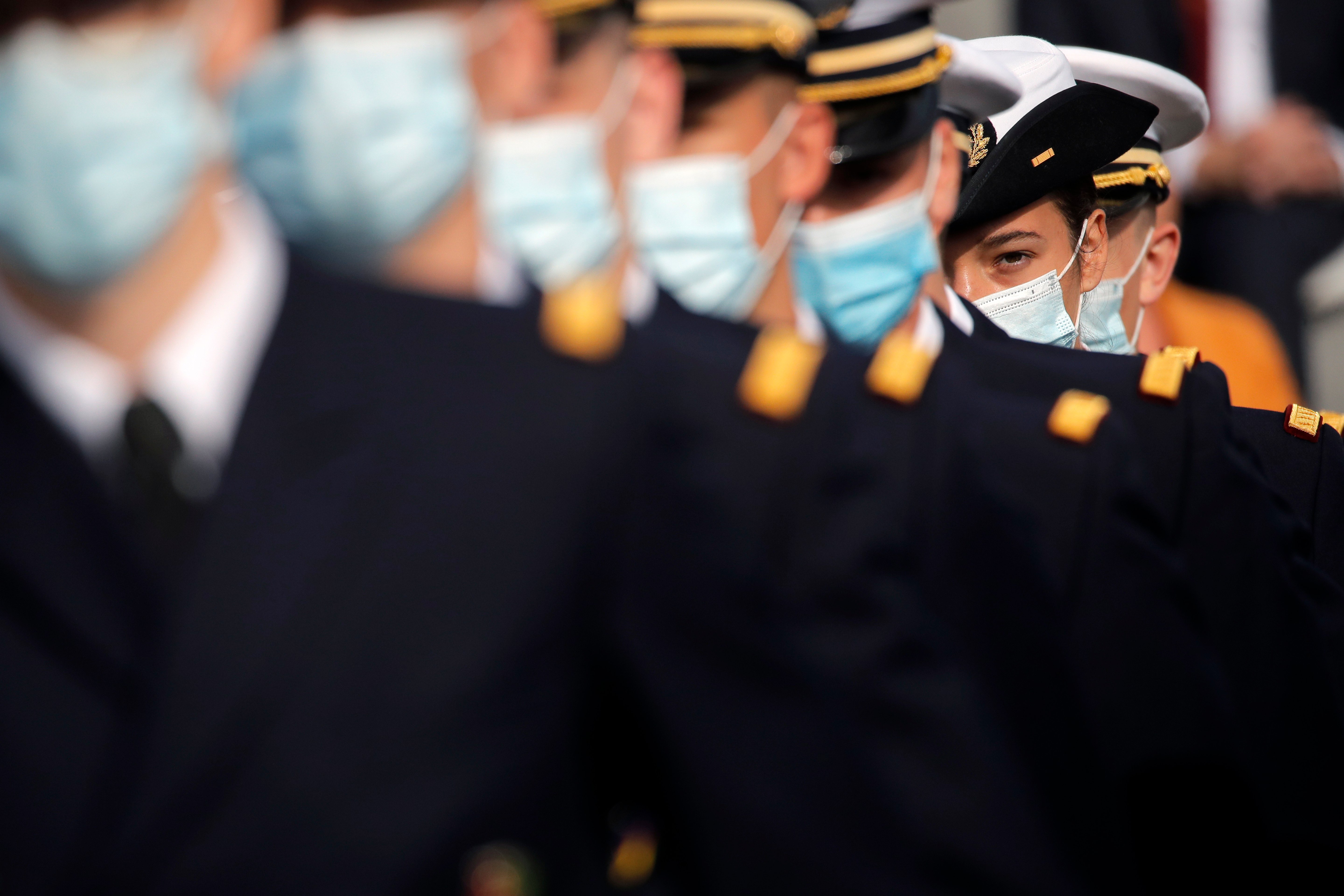 Soldados usam máscaras de proteção facial no desfile em comemoração à Queda da Bastilha