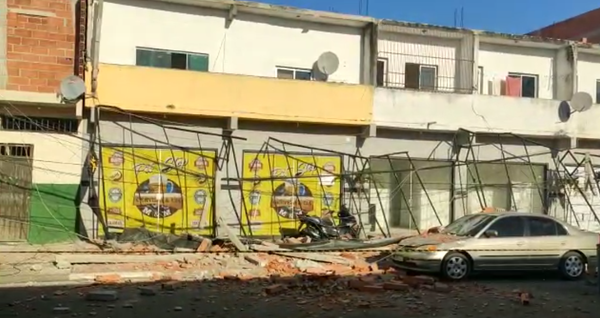 Uma casa desabou no bairro Serra Dourada III, na Serra, nesta terça-feira (14)