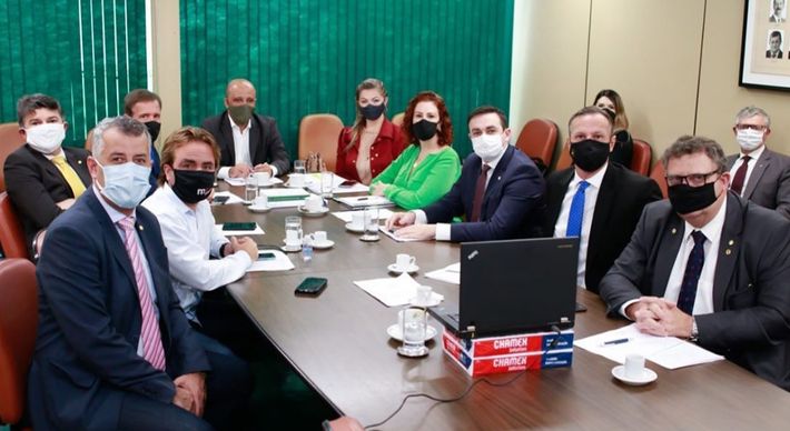 Antes de postar foto 'oficial' em que todos os parlamentares estão de máscara, deputado capixaba havia postado outra imagem em que todos estavam desprotegidos