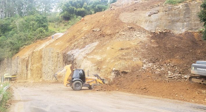 Trecho em Domingos Martins foi liberado nos dois sentidos na manhã deste domingo. No km 26, em Viana, pista parcialmente interditada para manutenção pelo Dnit-ES e o trânsito no trecho segue em pare e siga