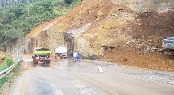 Após ter sido liberado nos dois sentidos neste domingo, tráfego no Km 31, em Domingos Martins, voltará a ficar parcialmente interditado para realização de trabalho de limpeza na pista