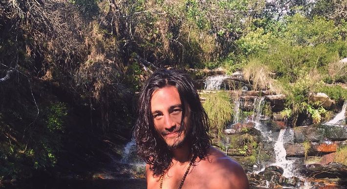 Foto começou a ser compartilhada no Twitter e internautas se surpreenderam com o clique para lá de picante; cantor não se pronunciou sobre polêmica