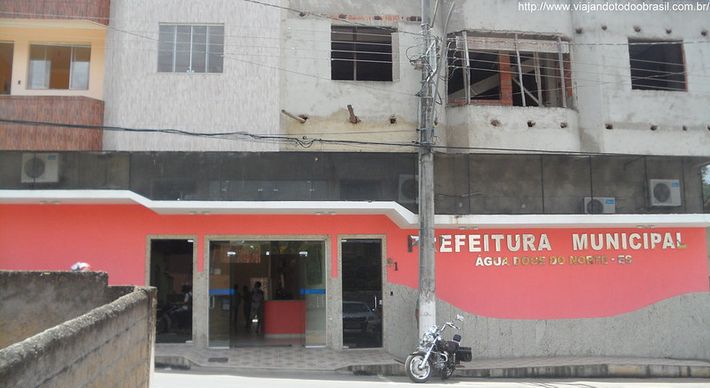 Vice-prefeito de Água Doce do Norte, no Noroeste do Espírito Santo, admitiu que estava morando há cerca de um ano e meio fora do Brasil, e só retornou porque o prefeito foi hospitalizado. Nesse período ele recebeu quase R$ 50 mil de salário líquido