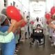 Imagem - Curada da Covid-19, técnica de enfermagem recebe apoio de colegas no ES