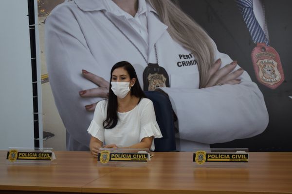 A delegada Raffaella Aguiar, da DHPM, concedeu coletiva sobre a prisão de um dos envolvidos no duplo homicídio