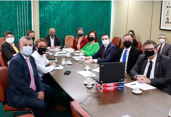 Foto divulgada mostra deputados com máscara, antes Evair havia postado outra imagem em que todos estavam desprotegidos