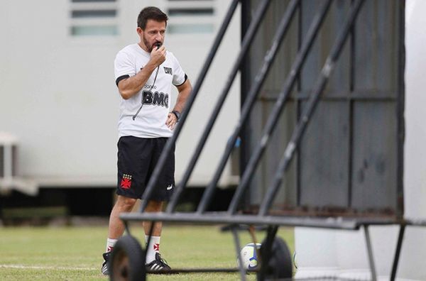 Ramon estuda dar mais oportunidades a jovens promessas do Vasco