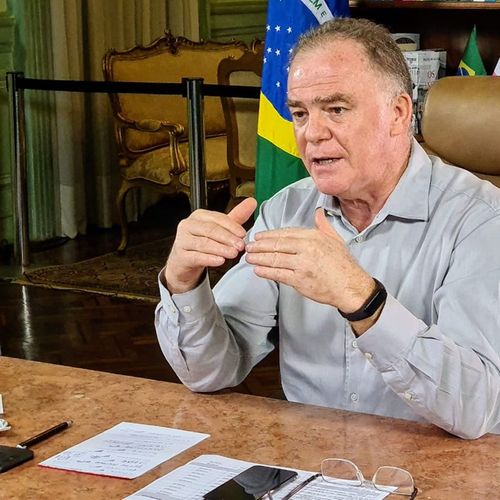 O governador do Espírito Santo, Renato Casagrande, falou sobre as últimas redições em relação à Covid-19 no Estado; participaram da transmissão os secretários de Saúde, Nésio Fernandes e de Educação, Vitor de Angelo