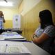 Mesários atuam auxiliando eleitores nas eleições