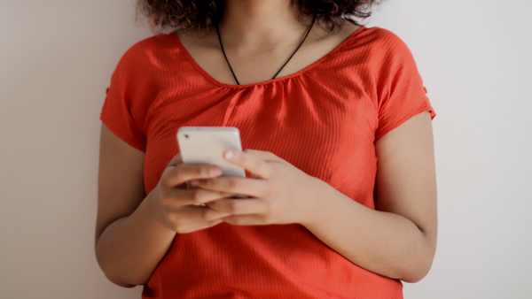 As mulheres podem denunciar as agressões sofridas à Defensoria Pública por meio do celular
