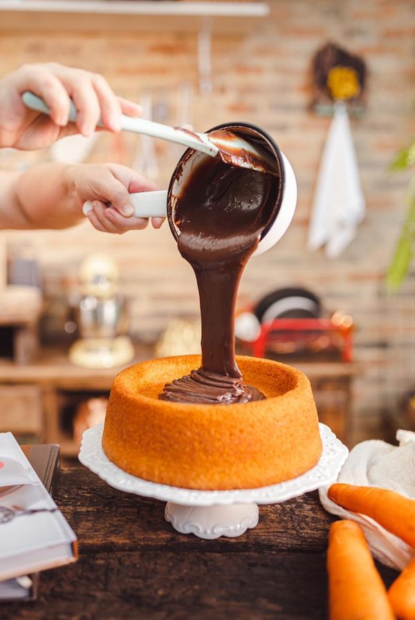 Bolo piscina de cenoura com brigadeiro da doceria Mombee, em Aracruz